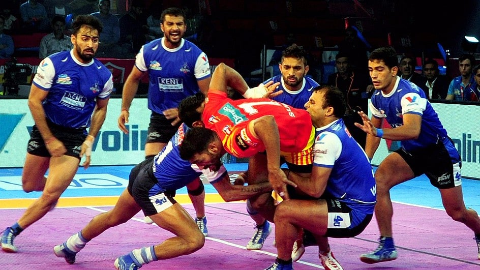 Haryana Steelers in action with Gujarat Fortune Giants.