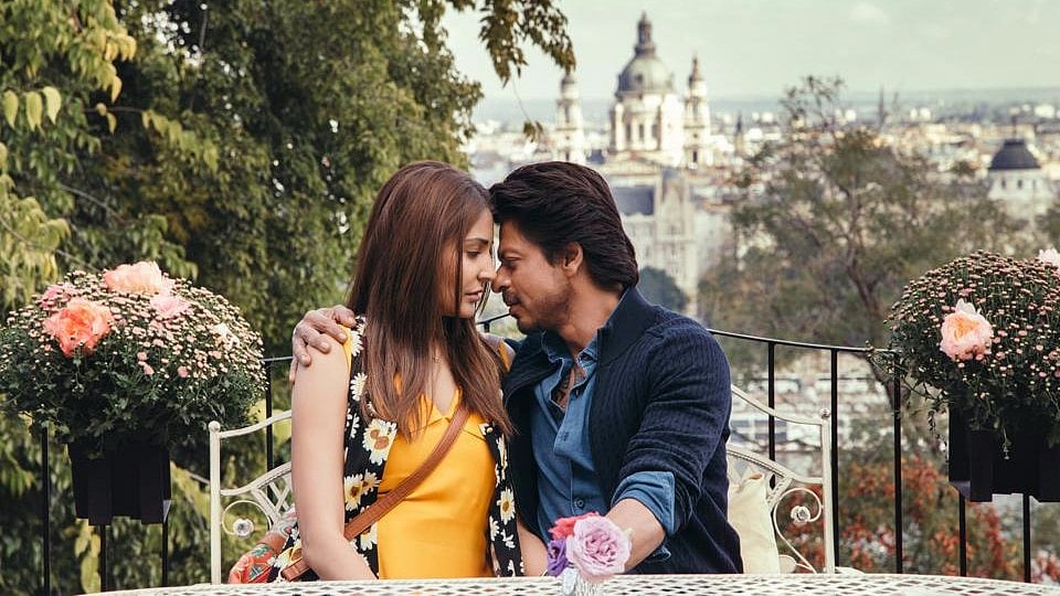 Shah Rukh Khan and Anushka Sharma in a still from <i>Jab Harry Met Sejal</i>.&nbsp;