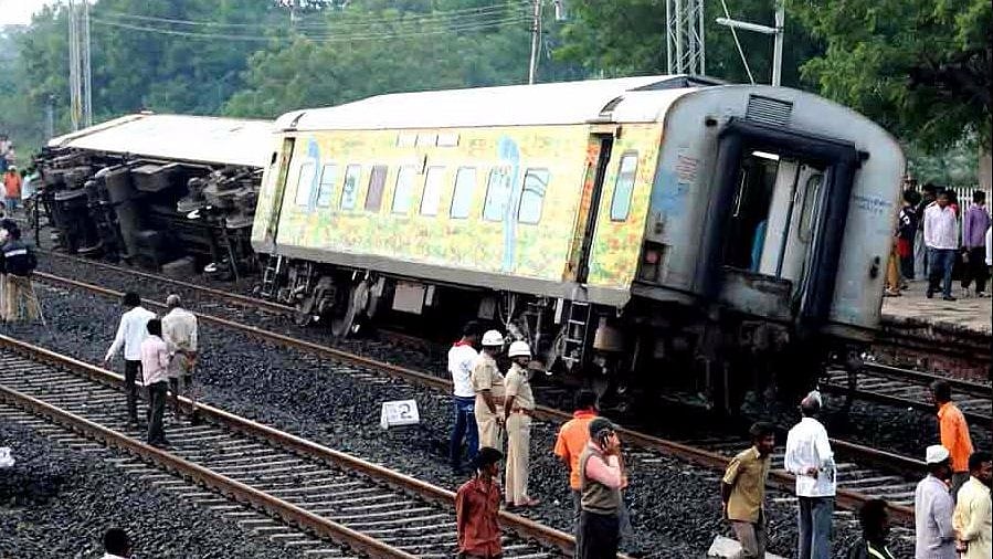 Five coaches and engine of the Nagpur-Mumbai Duronto Express derailed near Titwala in Maharashtra.
