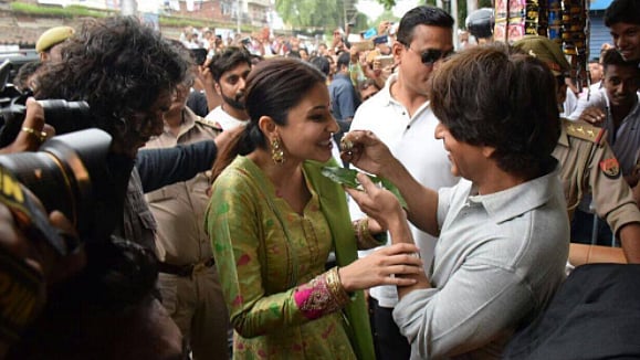 Anushka and Shah Rukh Khan taste famous Banarasi Paan. 