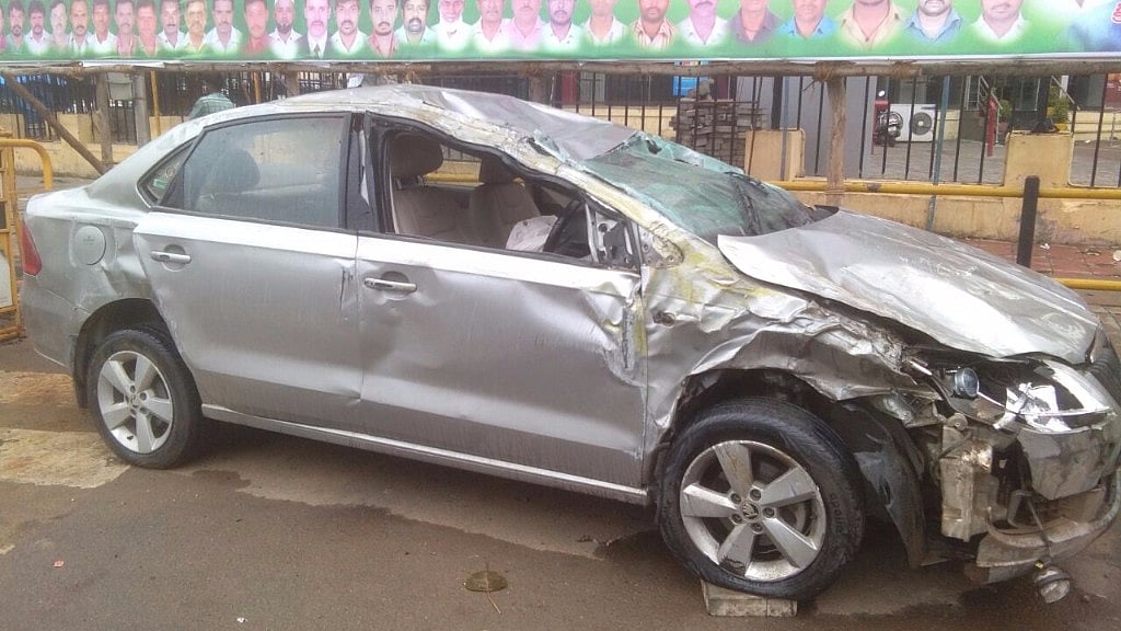 The teenagers, according to traffic police, were racing at speeds of 140 km per hour