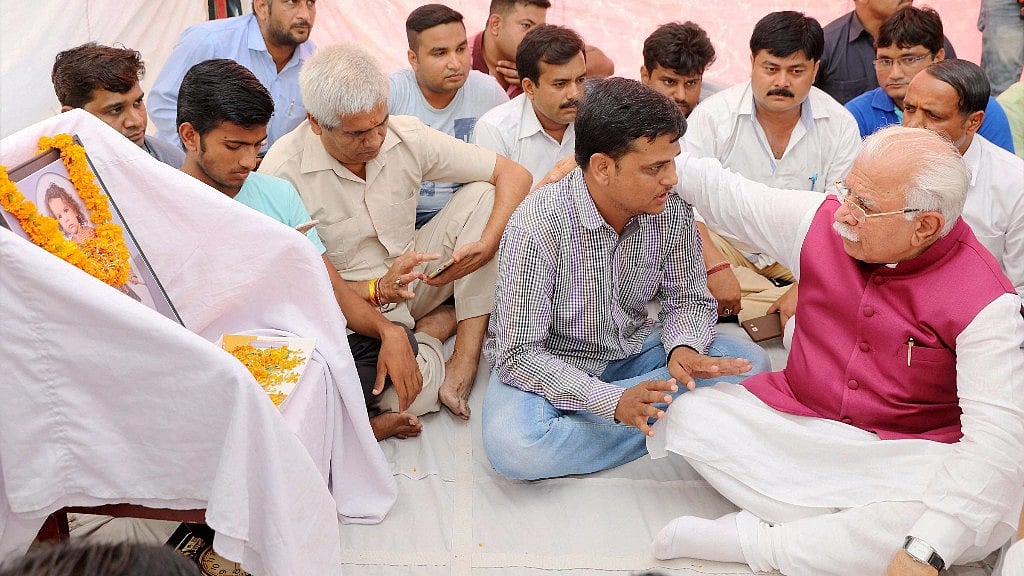 Haryana CM Khattar consoles Pradyumn’s father at his residence