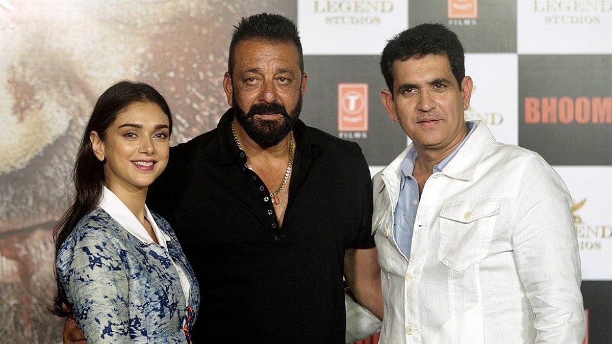 Sanjay Dutt with his <i>Bhoomi</i> director Omung Kumar and co-actor, Aditi Rao Hydari.
