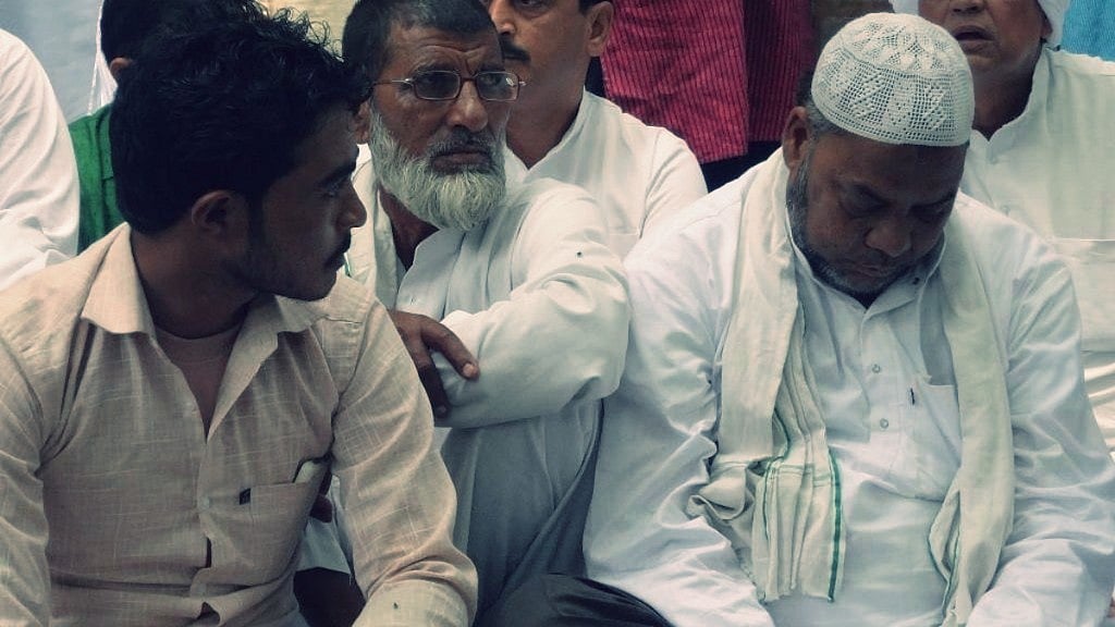 Pehlu Khan’s son, Irshad (left), and Ballabgarh lynching victim Junaid’s father, Alimuddin, share their grief at Jantar Mantar.
