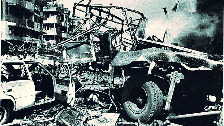 Damaged vehicles on the road on 12 March 1993. (Photo Courtesy: <a href="https://twitter.com/sksThou/status/626279026815070208">Twitter/Sks Thou</a>)