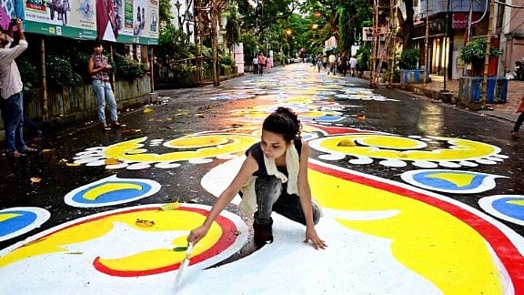 The longest road alpona is seen at Lake Road in South Kolkata.&nbsp;