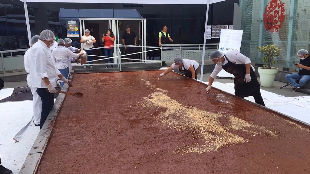 700 kilos of sugar, 1,500 litres of milk and 2 tonnes of pure cocoa.