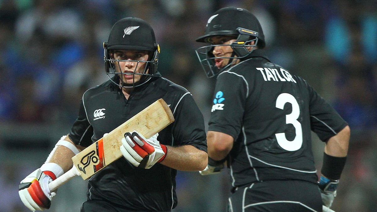  Tom Latham (L) and Ross Taylor (R) take a run during the first ODI.