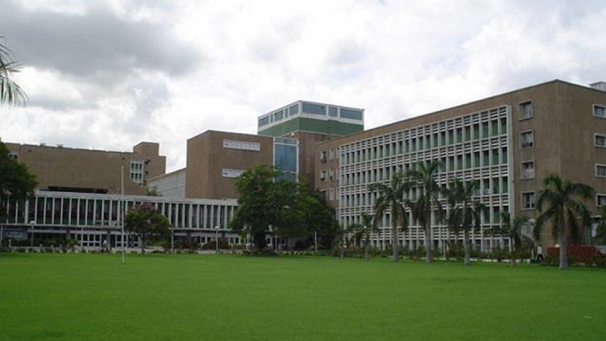 The central lawn of AIIMS, Delhi. <i>(Photo Courtesy: Wikimedia Commons)</i>