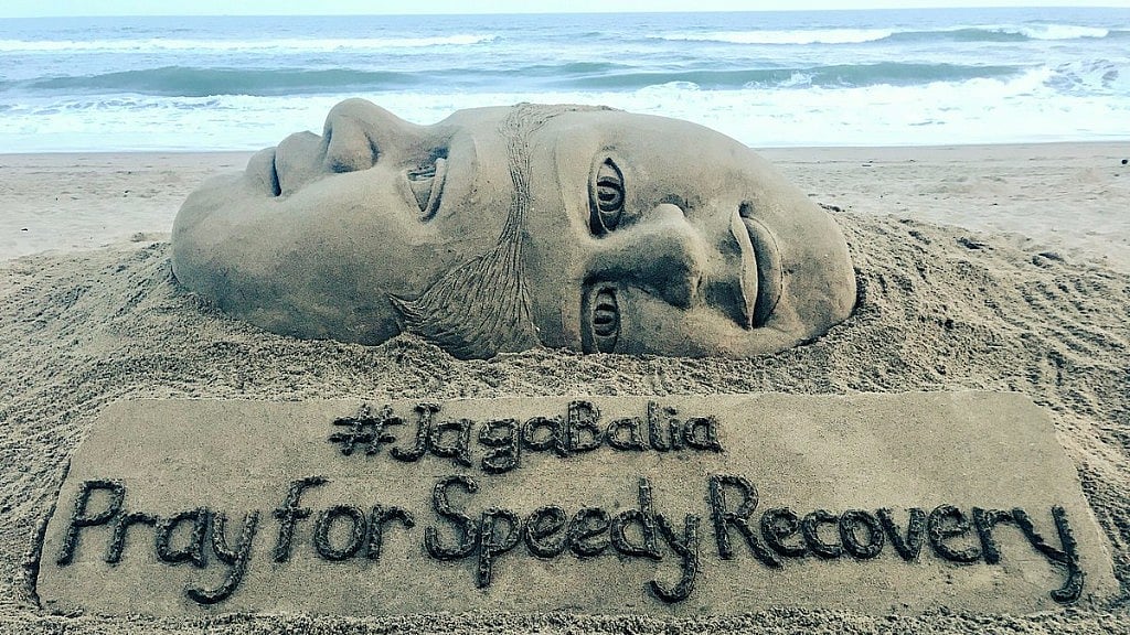 Renowned sand artist Sudarsan Pattnaik dedicated a sculpture to craniopagus twins Jaga and Balia.
