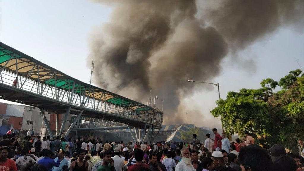 Massive fire broke out at Garib Nagar, Bandra East affecting over 100 huts. 