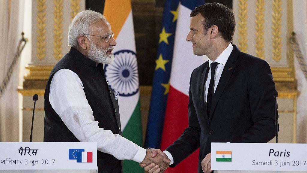 French President Emmanuel Macron (R) and Indian Prime Minister Narendra Modi, shake hands at the end of a joint statement after their meeting at the Elysee Palace in Paris on 3 June 2017. 