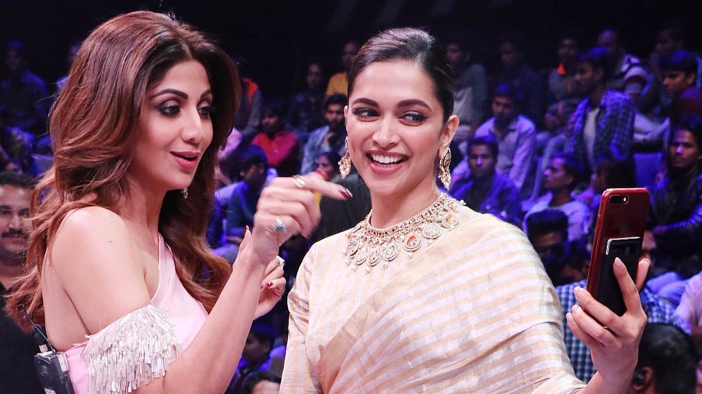 Deepika Padukone and Shilpa Shetty get clickin’.&nbsp;