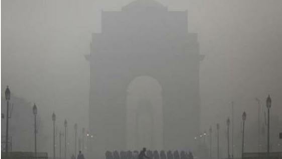Heavy smog around India Gate.