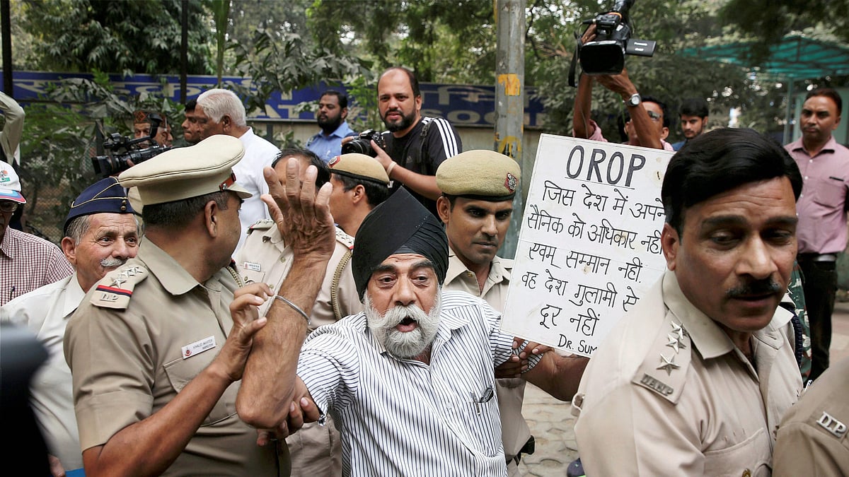 Police evicting ex-servicemen from Jantar Mantar following an NGT order banning protests and dharnas around the historic monument, in New Delhi on Monday, 30 October. 
