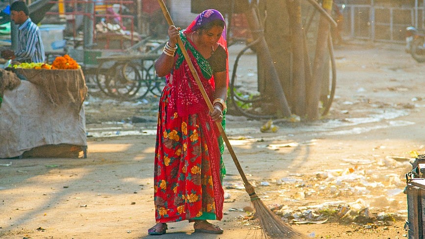 Change the sweeping time in residential areas from early morning to 11 am to curb dust pollution.