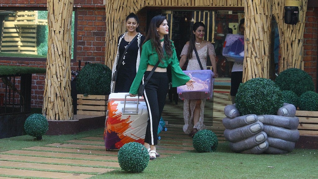 Bandagi sacrifices her clothes for Puneesh in Bigg Boss 11.
