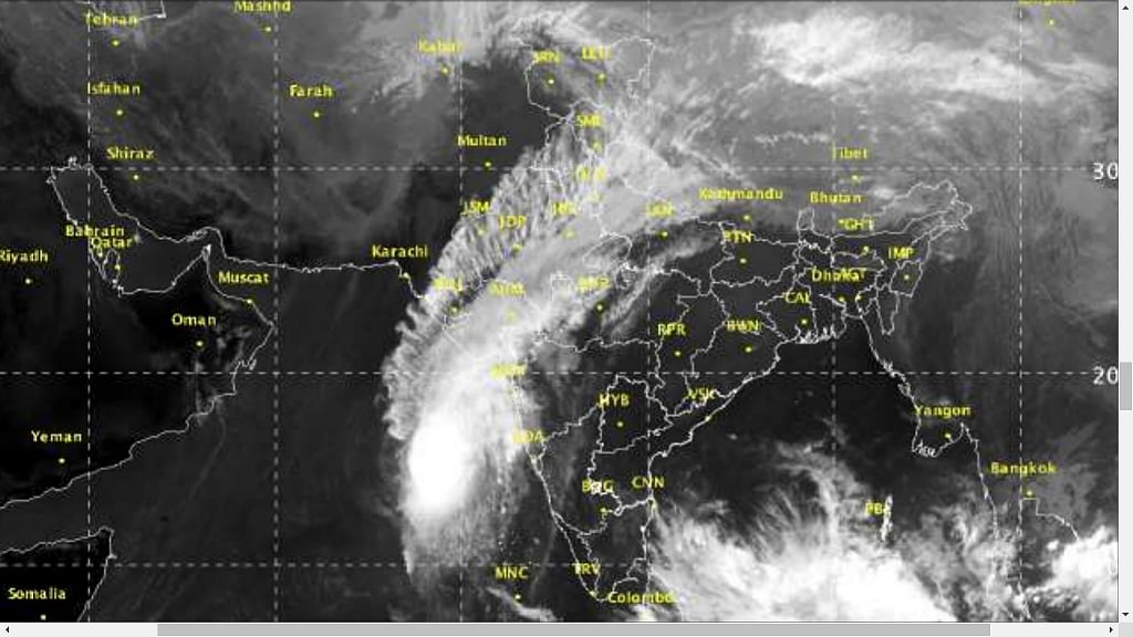 Ockhi inches closer to Gujarat.