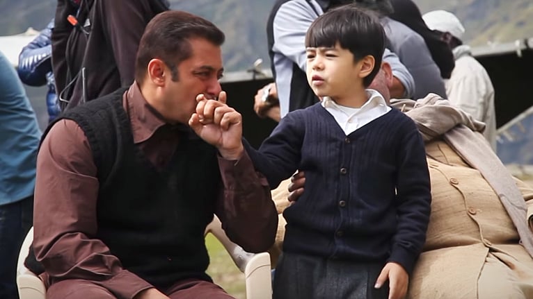 Salman Khan and Matin hanging out on the sets of <i>Tubelight</i>.