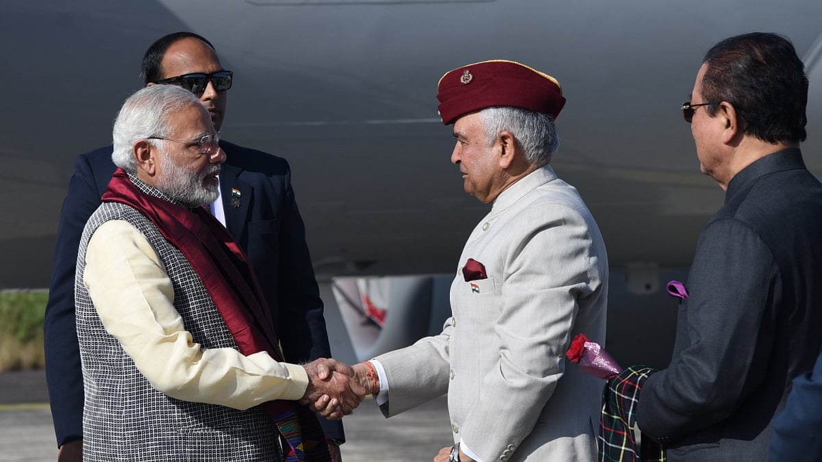 PM was received by Lt Gen (Retd) Nirbhay Sharma and Mizoram Chief Minister Shri Lal Thanhawla at the the Lengpui Airport.