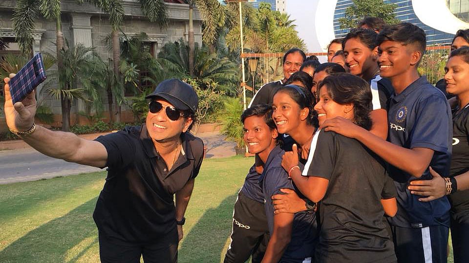 Sachin Tendulkar met members of the Indian women’s cricket team.