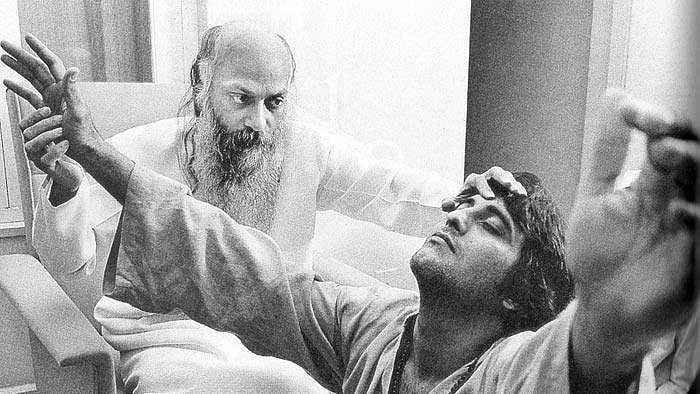 Osho Rajneesh with Vinod Khanna. 