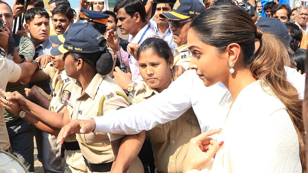 Deepika Padukone at Siddhivinayak temple. 