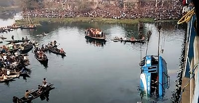 Murshidabad: The bus that fell off the Nalini Buske bridge into the Gobra canal in Balirghat area being fished out on Jan 29, 2018. Four persons were killed and several are missing in West Bengal