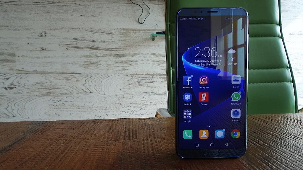 Honor View 10 comes with a dual rear camera.