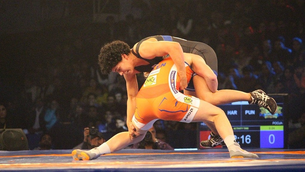 Pooja Dhanda and Helen Maroulis in action.