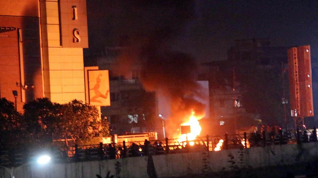 A shopping mall in Ahmedabad vandalised by those protesting against<i> ‘Padmaavat</i>’. 