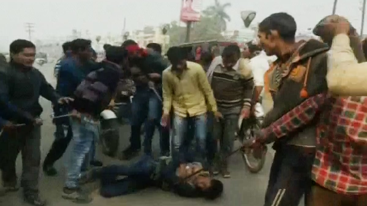 The crowd then tied up the two alleged thieves and thrashed them.