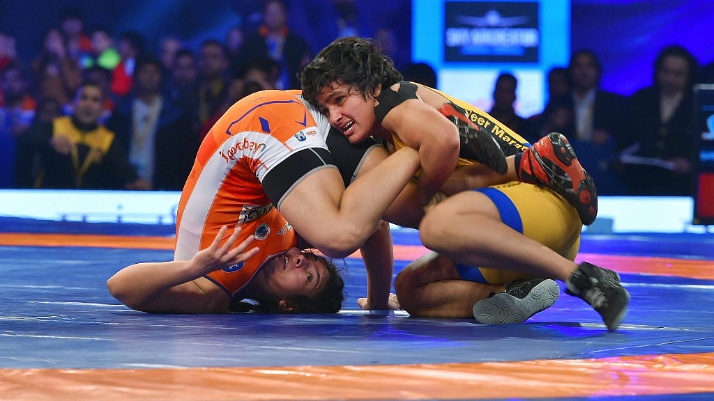 Sarita of Haryana Hammers fights against Manju Kumari of Veer Marathas (in yellow) in women’s 62 kg bout 