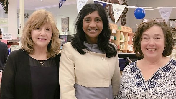 Aruna Miller (centre).