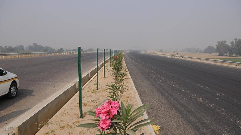 The UP government decided to fix toll charges for vehicles using the Agra-Lucknow expressway from midnight on Friday.