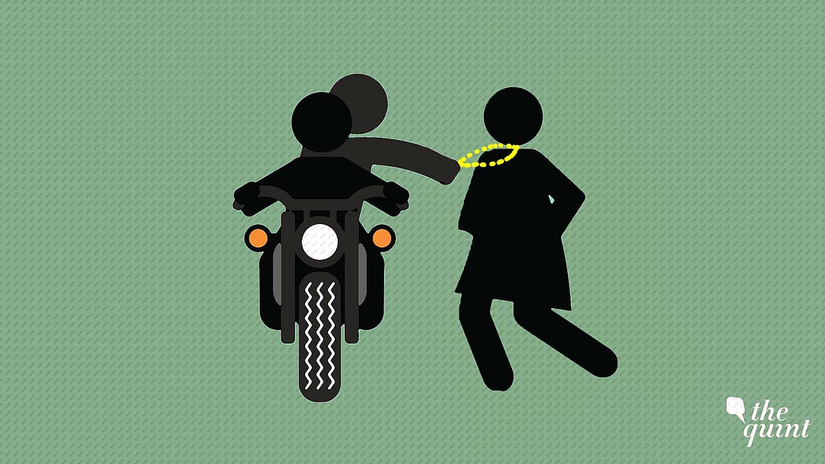 A miscreant tried to snatch the chain from a woman in Delhi but was beaten up by the woman and a lot of people on the road.