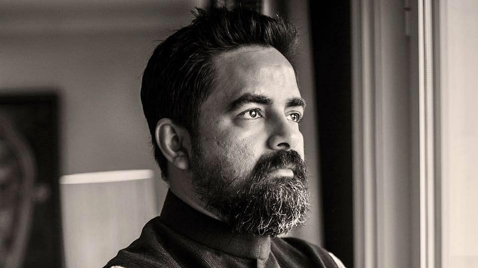 Fashion Designer Sabyasachi Mukherjee shames Indian women for not knowing how to drape a sari.