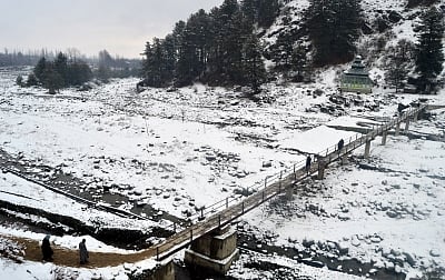 Heavy snowfall in Kashmir Valley as rain lashes Jammu. (Photo: IANS)