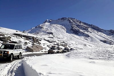 Manali: A view vehicles passing through Rohtang Pass near Manali in Himachal Pradesh on Dec 4, 2017. (Photo: IANS)