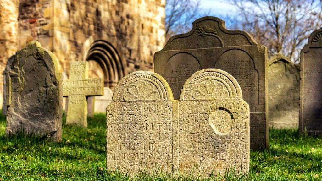 Image of a graveyard used for representational purposes.