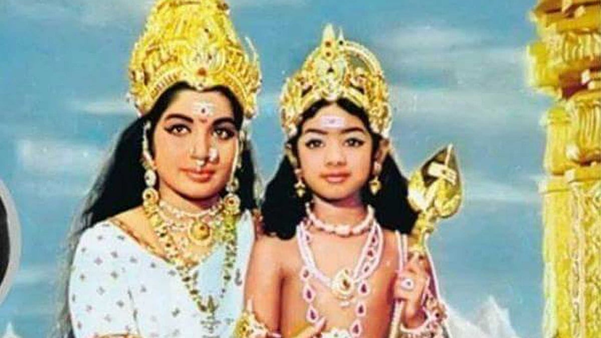 Sridevi as Muruga on Jayalalithaa’s lap, who plays Parvathi in <i>Aathi Parasakthi</i>.