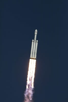 FLORIDA, Feb. 7, 2018 (Xinhua) -- A SpaceX Falcon Heavy rocket lifts off from Florida