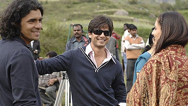 Shahid, Imtiaz and Kareena on the sets of <i>Jab We Met</i>. 