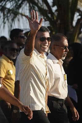 MALE, Nov. 8, 2013 (Xinhua) -- Mohamed Nasheed (C), candidate of Maldivian Democratic Party (MDP), takes part in a rally in Male, capital of Maldives, Nov. 8, 2013. Maldives