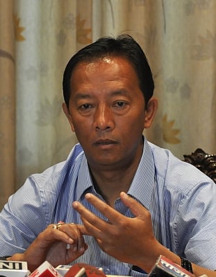 Kolkata: Gorkha Janamukti Morcha (GJM) president Binay Tamang addresses a press conference in Kolkata on Feb 17, 2018. (Photo: Kuntal Chakrabarty/IANS)