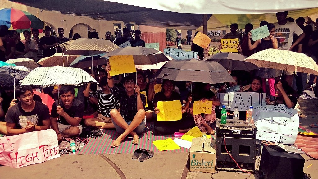Students protest at WBNUJS.