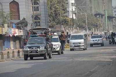 DHAKA, Feb. 8, 2018 (Xinhua) -- Photo taken on Feb. 8, 2018 shows the motorcade of Bangladeshi former Prime Minister Khaleda Zia on the way to a court in Dhaka, capital of Bangladesh. Former Bangladeshi Prime Minister Khaleda Zia has been found guilty of a graft charge and sentenced to five years in prison. (Xinhua/Salim Reza/IANS)