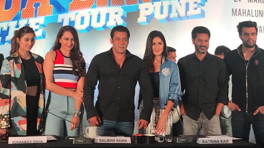 Salman Khan along with<i> </i>the<i> Da-Bangg</i> gang in Pune.&nbsp;