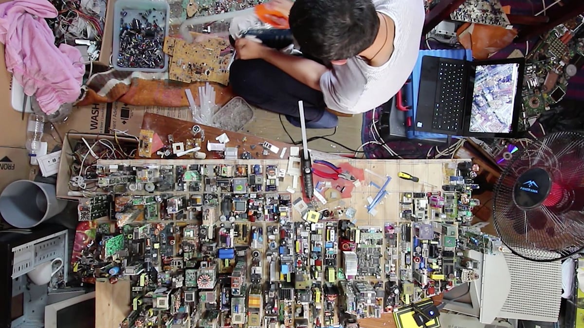 Replica of Midtown Manhattan created in 5 long months using nothing but E-waste products. 