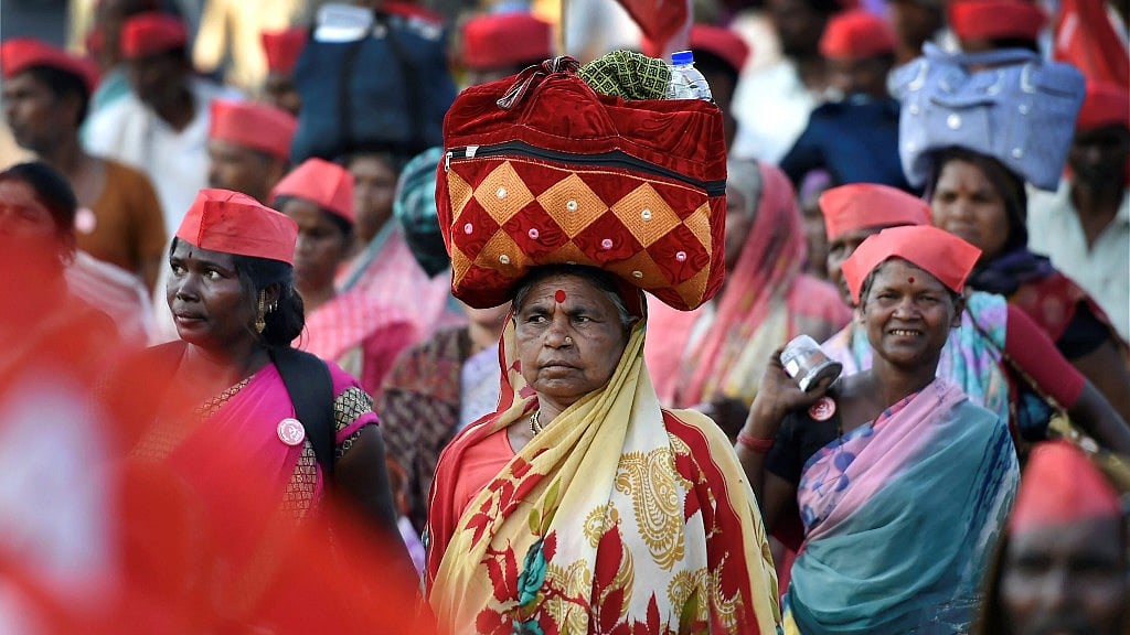 Farmers of All Indian Kisan Sabha (AIKS) march from Nashik to Mumbai to gherao Vidhan Bhawan on March 12, demanding a loan waiver, in Mumbai on 11 March.